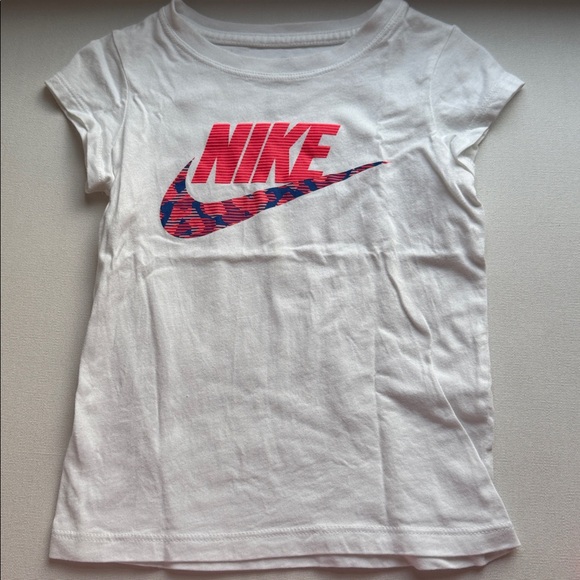 Nike girls 3T short sleeve shirt and shorts set - Picture 2 of 6